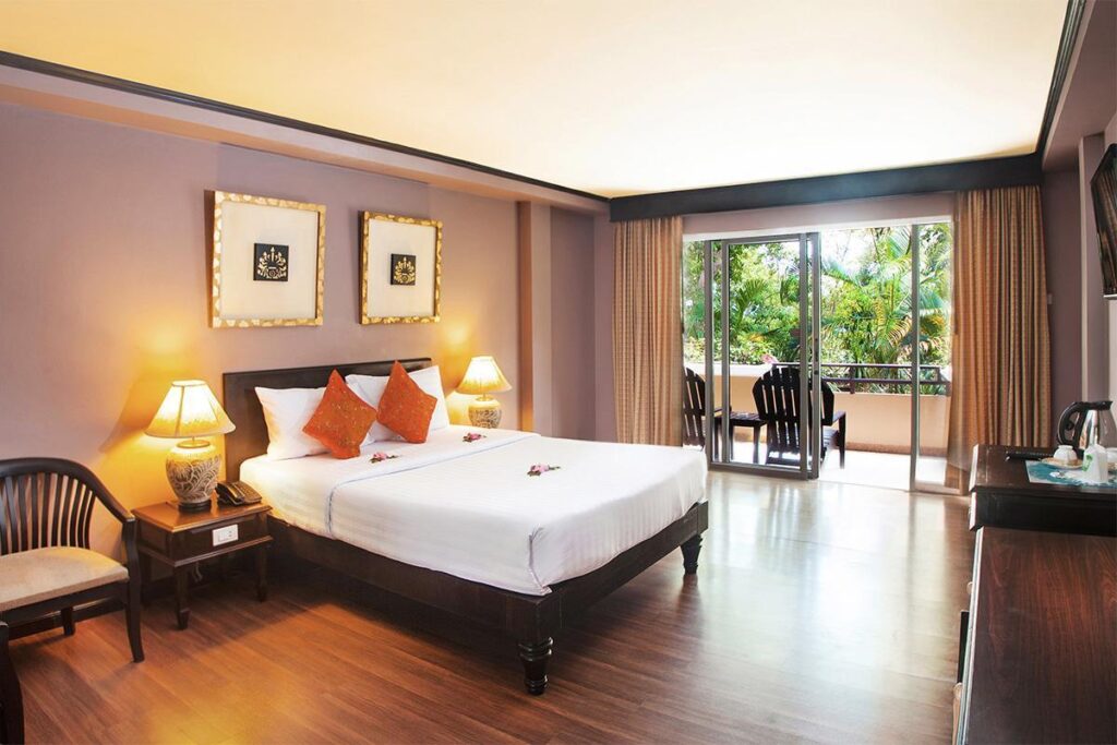 Beachfront superior room with a king bed and balcony